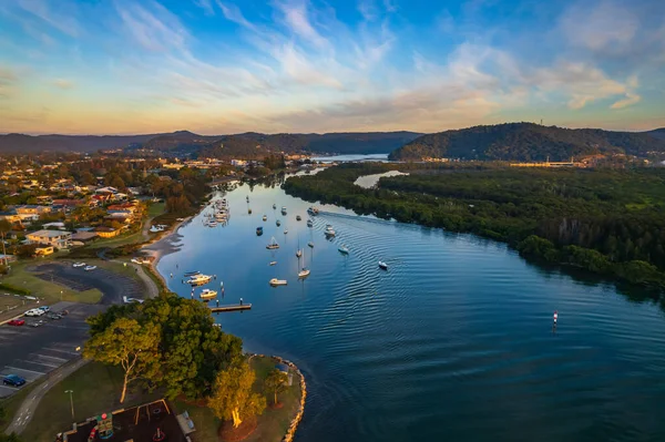 Merkez Sahili, NSW, Avustralya 'daki Woy Woy' daki Brisbane Suları üzerindeki hava gündoğumu manzarası..