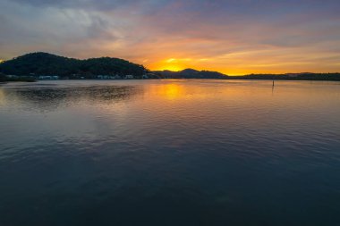Woy Woy 'daki rıhtımda güneşin doğuşunu gösteren hava görüntüleri..