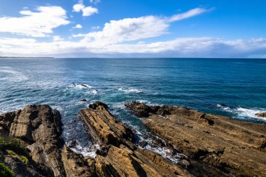 Avustralya, NSW 'nin güney kıyısındaki Eurobadalla Shire' deki Bermagui 'de mavi deniz ve beyaz kumlar..