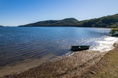 Elizabeth Sahili yakınlarındaki Wallis Gölü 'nün güney ucunda Barrington, NSW, Avustralya' daki Pacific Palms 'taki Booti Booti Ulusal Parkı yer almaktadır..