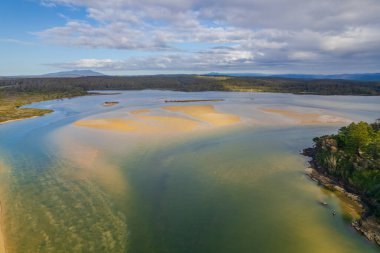 Tuross Head, Avustralya 'nın NSW eyaletinin güney kıyısında bir sahil köyüdür. Moruya ve Narooma şehirleri arasında yer almaktadır..