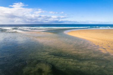Tuross Head, Avustralya 'nın NSW eyaletinin güney kıyısında bir sahil köyüdür. Moruya ve Narooma şehirleri arasında yer almaktadır..
