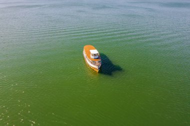 Mavi gökyüzü ve hafif esintili tekneler Orta Sahildeki Koolewong rıhtımında, NSW, Avustralya.