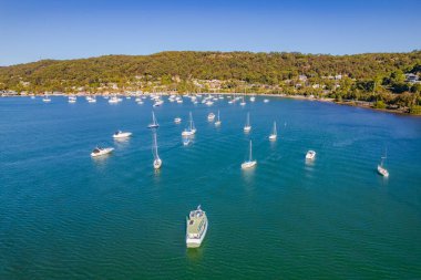Mavi gökyüzü ve hafif esintili tekneler Orta Sahildeki Koolewong rıhtımında, NSW, Avustralya.