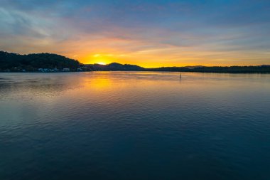 Woy Woy 'daki rıhtımda güneşin doğuşunu gösteren hava görüntüleri..