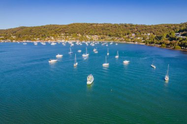 Mavi gökyüzü ve hafif esintili tekneler Orta Sahildeki Koolewong rıhtımında, NSW, Avustralya.