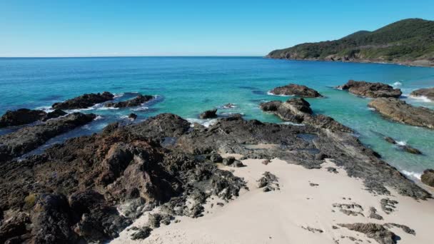 Overdag Zeegezicht Van Rotsachtige Kustlijn Bij Burgess Beach Forster Tuncurry — Stockvideo