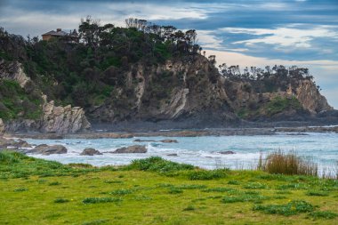 Avustralya, NSW 'nin güney kıyısındaki Malua Körfezi' nde bulutlu Sunset Seascape.
