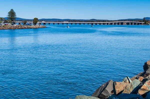 Coolongolook Nehri 'nin gündüz görüşü Barrington Sahili, NSW, Avustralya' daki Forster-Tuncurry 'de denizle buluştuğu yer..