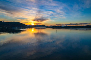 Merkez Sahili, NSW, Avustralya 'daki Woy Woy' daki Brisbane Suları üzerindeki hava gündoğumu manzarası..