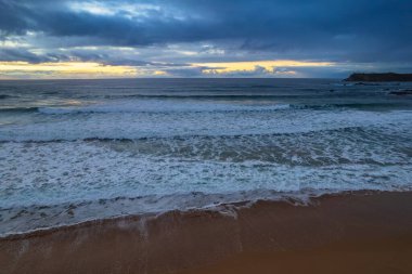 Avustralya, NSW 'nin güney kıyısındaki Malua Koyu' nda hafif bulutlu Sunrise Seascape.