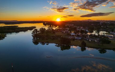 Waterscape Sunset Forster-Tuncurry 'deki Ohmas Körfezi Barrington Sahili, NSW, Avustralya.