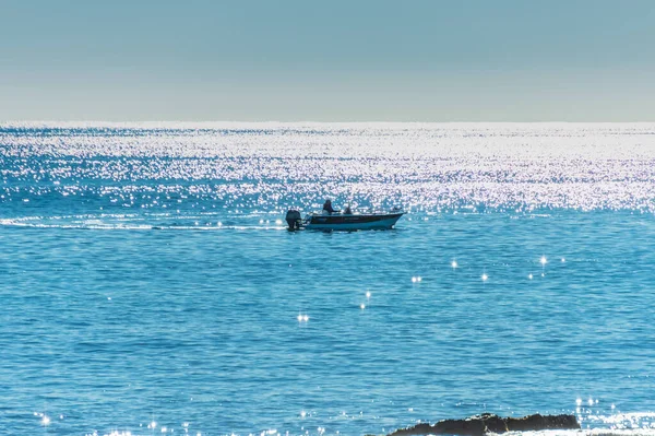 Ψαράς Στέκεται Βάρκα Μια Λαμπερή Θάλασσα Έξω Από Την Παραλία — Φωτογραφία Αρχείου