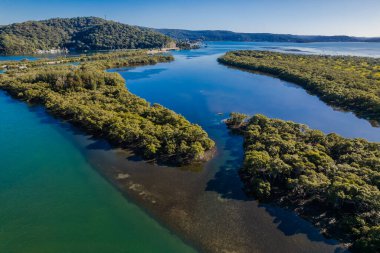 Avustralya, NSW 'nin merkez kıyısındaki Woy Woy Rıhtımı üzerinde manzara.