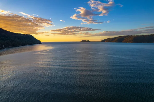 Sonnenaufgang Berge Und Meer Der Brisk Bay Vom Patonga Beach — Stockfoto