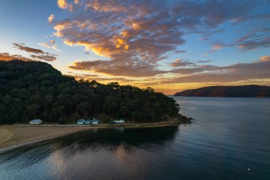 Avustralya, NSW 'nin merkez kıyısındaki Patonga Sahili' nden Brisk Körfezi 'nde balıkçı tekneleri ve gün doğumu..