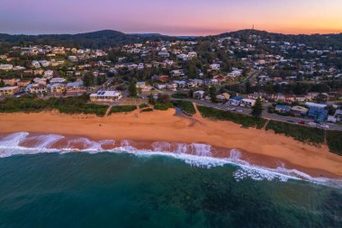 Central Coast, NSW, Avustralya 'da Copacabana' da berrak gökyüzü ile gün doğumu denizi.