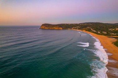 Central Coast, NSW, Avustralya 'da Copacabana' da berrak gökyüzü ile gün doğumu denizi.