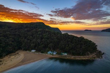 Avustralya, NSW 'nin merkez kıyısındaki Patonga Sahili' nden Brisk Körfezi 'nde balıkçı tekneleri ve gün doğumu..