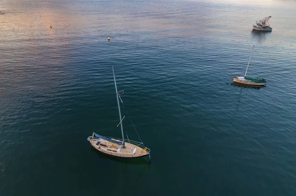 Fishing Boats Και Την Ανατολή Του Ηλίου Στο Brisk Bay — Φωτογραφία Αρχείου