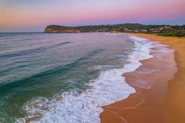 Central Coast, NSW, Avustralya 'da Copacabana' da berrak gökyüzü ile gün doğumu denizi.