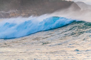 Orta Sahildeki Avoca Sahili 'nde, NSW, Avustralya' da gündoğumu deniz manzarası dalgaları.