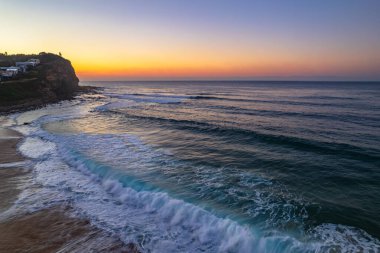 Central Coast, NSW, Avustralya 'da Copacabana' da berrak gökyüzü ile gün doğumu denizi.