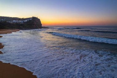Central Coast, NSW, Avustralya 'da Copacabana' da berrak gökyüzü ile gün doğumu denizi.