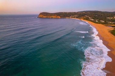 Central Coast, NSW, Avustralya 'da Copacabana' da berrak gökyüzü ile gün doğumu denizi.