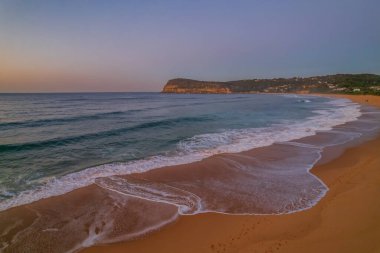 Central Coast, NSW, Avustralya 'da Copacabana' da berrak gökyüzü ile gün doğumu denizi.