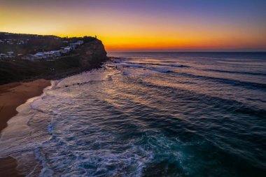 Central Coast, NSW, Avustralya 'da Copacabana' da berrak gökyüzü ile gün doğumu denizi.