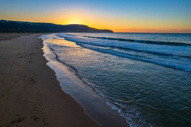 Central Coast, NSW, Avustralya 'daki Killcare Sahili' nde gündoğumu deniz manzarasının üzerinden uç..