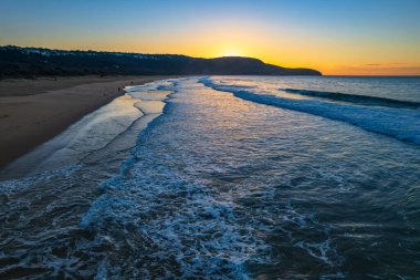 Central Coast, NSW, Avustralya 'daki Killcare Sahili' nde gündoğumu deniz manzarasının üzerinden uç..
