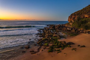 Central Coast, NSW, Avustralya 'daki Killcare Sahili' nde gündoğumu deniz manzarasının üzerinden uç..