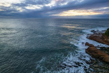 Orta Sahildeki Avoca Sahili 'nde, NSW, Avustralya' da gündoğumu deniz manzarası dalgaları.