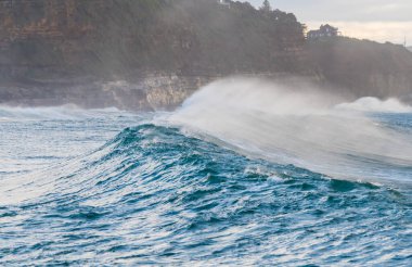 Orta Sahildeki Avoca Sahili 'nde, NSW, Avustralya' da gündoğumu deniz manzarası dalgaları.