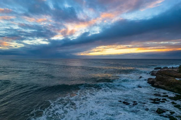 澳大利亚新南威尔士州中部海岸的Avoca海滩 有海浪的日出海景 — 图库照片