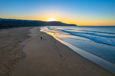 Central Coast, NSW, Avustralya 'daki Killcare Sahili' nde gündoğumu deniz manzarasının üzerinden uç..