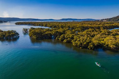 Avustralya, NSW 'nin merkez kıyısındaki Woy Woy Rıhtımı üzerinde manzara.