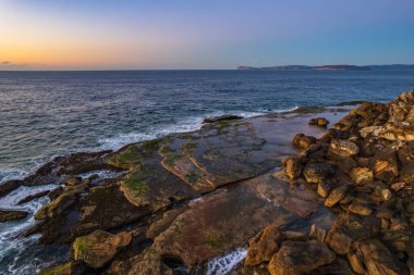 Central Coast, NSW, Avustralya 'daki Killcare Sahili' nde gündoğumu deniz manzarasının üzerinden uç..