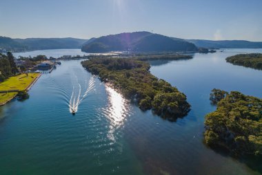 Avustralya, NSW 'nin merkez kıyısındaki Woy Woy Rıhtımı üzerinde manzara.