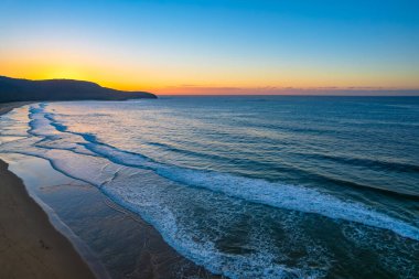 Central Coast, NSW, Avustralya 'daki Killcare Sahili' nde gündoğumu deniz manzarasının üzerinden uç..