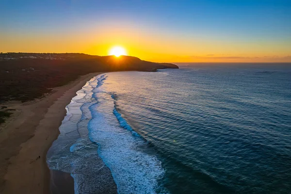 オーストラリア ニューサウスウェールズ州中央海岸のキルケアビーチで日の出の海を飛ぶ — ストック写真
