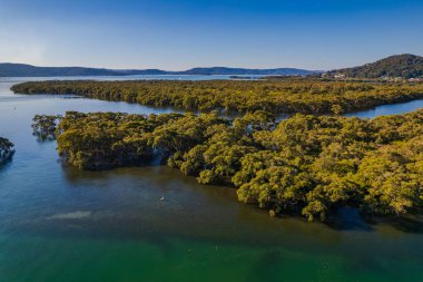 Avustralya, NSW 'nin merkez kıyısındaki Woy Woy Rıhtımı üzerinde manzara.