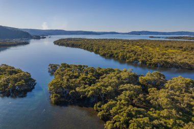 Avustralya, NSW 'nin merkez kıyısındaki Woy Woy Rıhtımı üzerinde manzara.