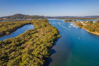 Avustralya, NSW 'nin merkez kıyısındaki Woy Woy Rıhtımı üzerinde manzara.