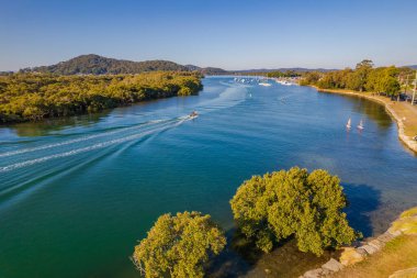 Avustralya, NSW 'nin merkez kıyısındaki Woy Woy Rıhtımı üzerinde manzara.