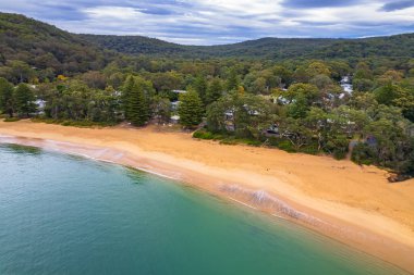 Central Coast, NSW, Avustralya 'daki Pearl Beach' ten yağan yağmurlu deniz manzarasından sonra.