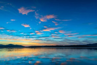 Brisbane Suları 'nın üzerindeki bulutlarla gün doğumu suları Orta Sahilde Woy Woy' da, NSW, Avustralya.