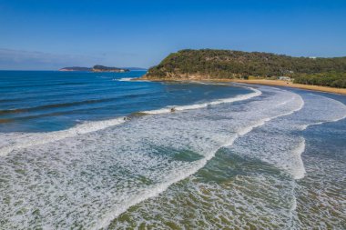 Güneyde kabaran deniz manzarası Orta Sahildeki Umina Sahili 'nde, NSW, Avustralya' da büyük dalgalar oluşturuyor..